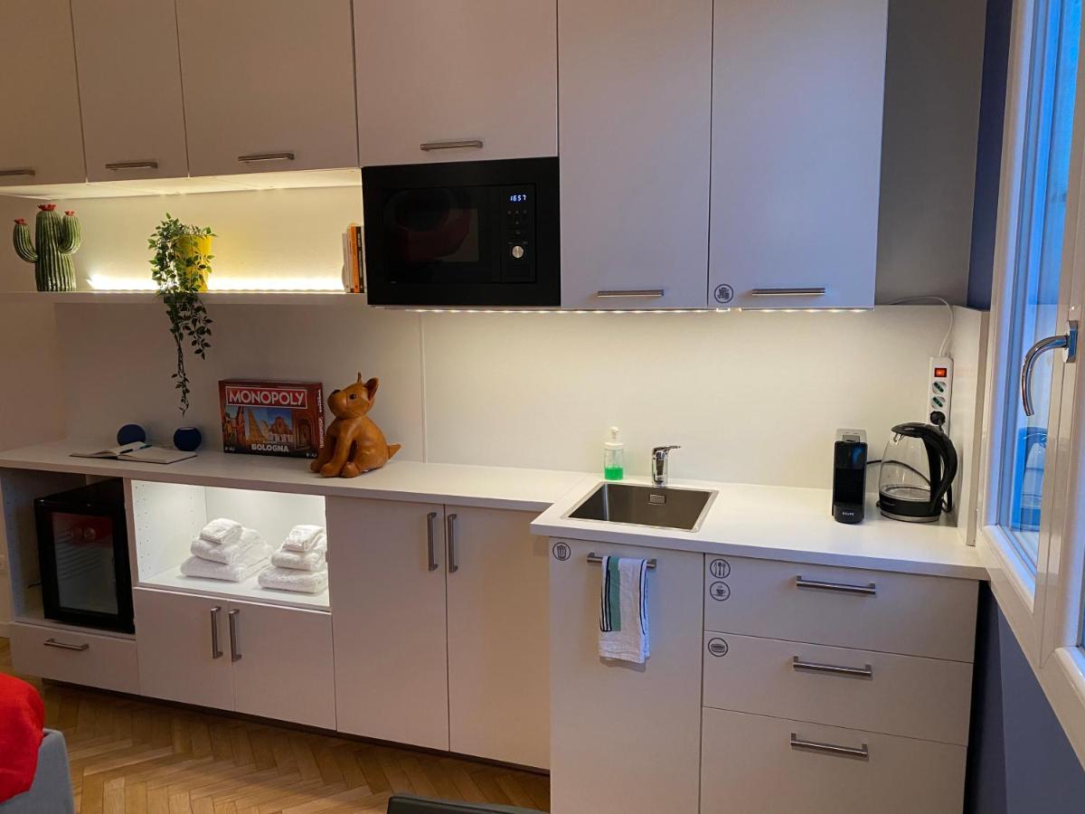 Tra Le Torri B&B - Ampia Stanza Privata In Appartamento Con Bagno Privato Accessibile Da Corridoio โบโลญญา ภายนอก รูปภาพ