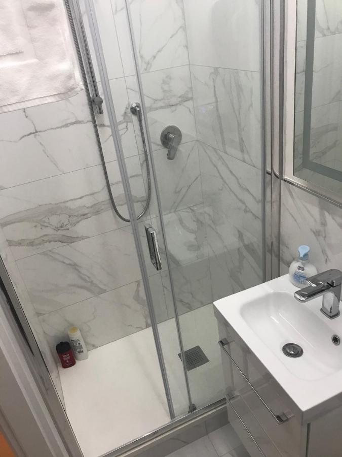 Tra Le Torri B&B - Ampia Stanza Privata In Appartamento Con Bagno Privato Accessibile Da Corridoio โบโลญญา ภายนอก รูปภาพ