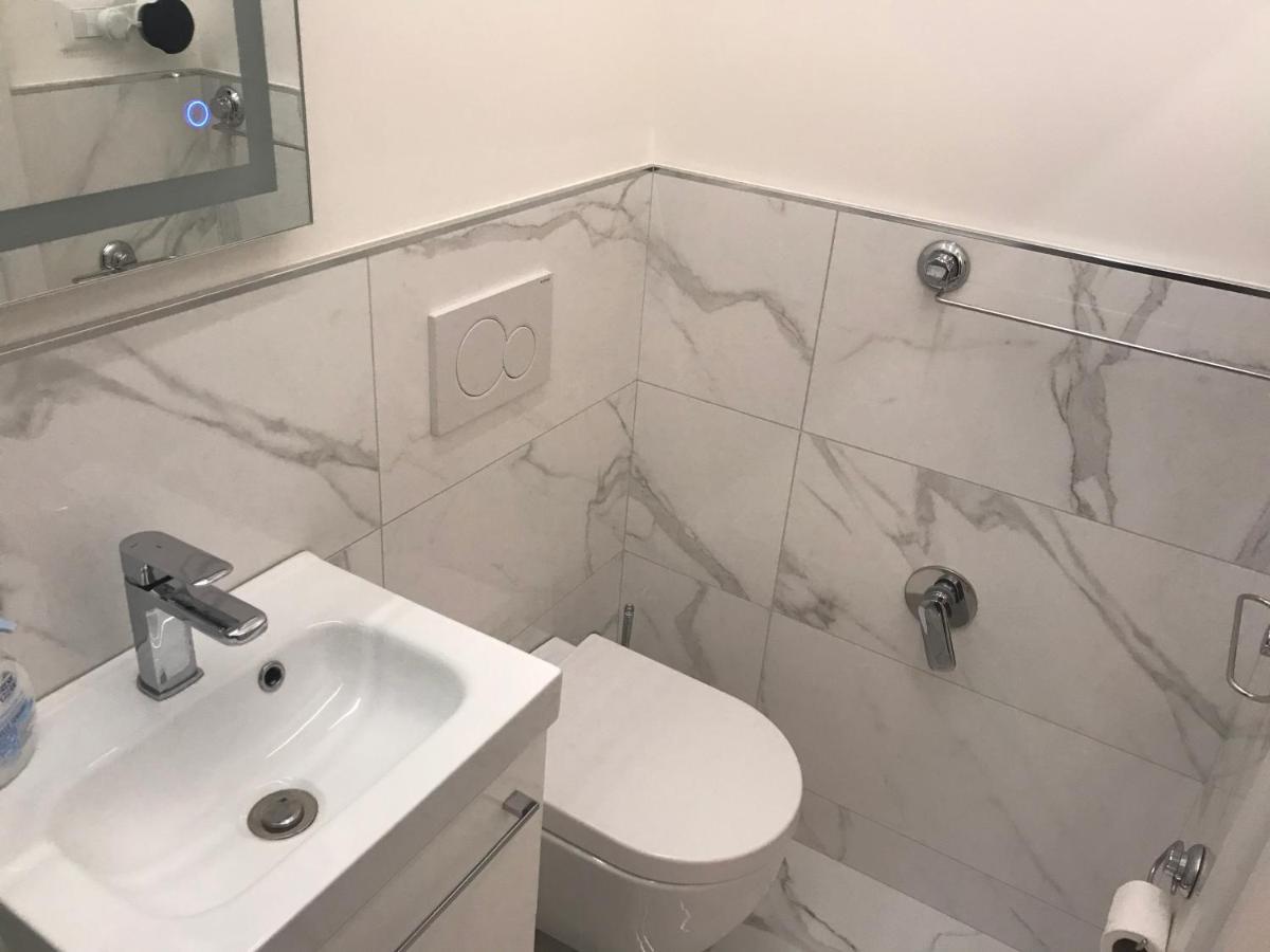 Tra Le Torri B&B - Ampia Stanza Privata In Appartamento Con Bagno Privato Accessibile Da Corridoio โบโลญญา ภายนอก รูปภาพ